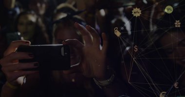 Konserde farklı insanların elleri üzerinde simgelerle kurulan bir görüntü. müzik, eğlence, eğlence ve bağlantılar dijital olarak oluşturulmuş görüntü konsepti.