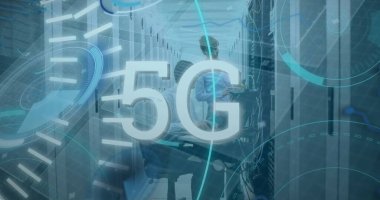 Bağlantı ağının resmi ve sunucular üzerinde çeşitli finansal veriler. Bilgisayar arayüzü ve iş teknolojisi kavramı.