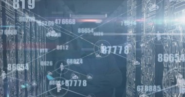 Şehir manzarası üzerindeki veri işleme ve simgelerin resmi. Dijital arayüz ve dijital arayüz konsepti dijital olarak oluşturulmuş görüntüler.