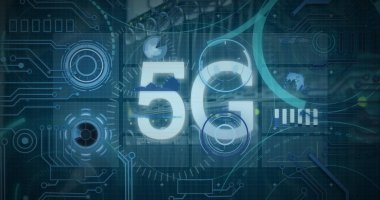 Koyu arkaplan üzerinde 5G metin ve veri işleme resmi. Küresel bağlantılar, veri işleme ve dijital arayüz konsepti dijital olarak oluşturulmuş resim.