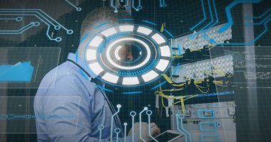 Depoda tablet kullanan adamın tarama ve veri işleme görüntüsü. Küresel iletişim teknolojisi sosyal medya ve dijital arayüz konsepti dijital olarak oluşturuldu.