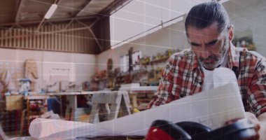 Kafkas erkek marangozun atölye planlarını incelemesi üzerine veri işleme görüntüsü. Küresel iletişim, iş ve dijital arayüz kavramı dijital olarak oluşturulmuş görüntü.