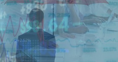 Şemsiyeli bir iş kadınının finansal verileri ve grafikleri. İş, finans ve ekonomi kavramı dijital olarak oluşturulmuş imaj.