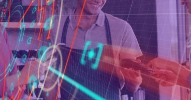 Kafkasyalı bir kadının bir kafede kredi kartıyla ödeme yaptığı neon renkli tarayıcılar. İş verileri ve teknoloji kavramı