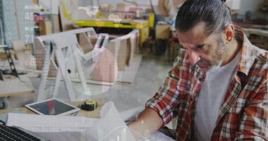 Dünya haritası ve atölyede çalışan beyaz erkek marangozun veri işleme görüntüsü. Küresel iletişim, iş ve dijital arayüz kavramı dijital olarak oluşturulmuş görüntü.