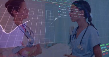 İki farklı kadın doktorun veri işleme görüntüsü. Küresel tıp, teknoloji, veri işleme ve dijital arayüz kavramı dijital olarak oluşturuldu.