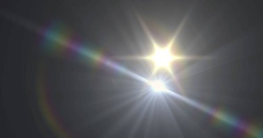 Işık saçan objeler, karanlık stüdyo arkaplanında gökkuşağı çizgileri ve dairesel haleler oluşturur. Soyut, kozmik, aydınlatma, canlı, ruhani, parıltılı, estetik