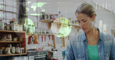 Kafe tezgahında, kavanoz ve kahve makinesiyle dijital çizelgeleri inceleyen kadın, fotokopi odası. Kafeterya, veri görselleştirme, kırsal dekor, içecek hazırlama, çalışma alanı, içgörü, modern tasarım