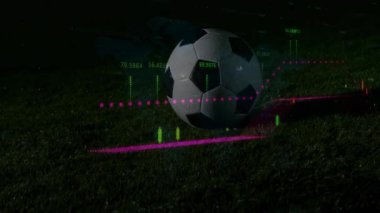 Futbol topu çimlerin üzerinde şamdanlarla, morumsu çizgilerle ve sayısal etiketlerle görselleştiriliyor. Spor, analitik, dijital, teknoloji, açık hava, modern, veri görselleştirme