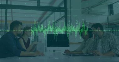 İşletme ekibi açık planlı ofislerdeki yeşil dijital dalga formlarını gösteren belgeleri işaret ediyor. İşbirliği, takım çalışması, beyin fırtınası, yenilik, dijital, modern, profesyonel