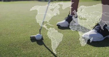 Kadın golfçü yeşile vuruyor, dünya spor teknolojileri golf topu ikonlarıyla örtüşüyor. Atletik, açık hava, bereketli, hassas, rekabetçi, aktif giyimli, manzara