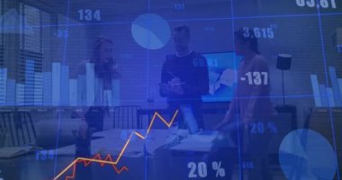 Meslektaşlar konferans masasında raporları gözden geçiriyorlar. Animasyon yüzdeleriyle iş çizelgelerini gösteriyorlar. Şirket, takım çalışması, veri görselleştirme, profesyonel, modern, analiz, işbirliği