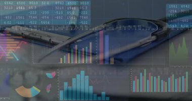 Masanın üzerinde duran stetoskop parçası finansal analiz çizelgeleri ve akıllı telefon simgeleri gösteriyor. Tıbbi, analitik, veri, profesyonel, teknoloji, sağlık, finans