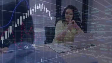 Masanın etrafında iş birliği yapan iş adamları, finansal tabloları ve yüzen borsa saatlerini sergiliyorlar. Şirket, finans, analitik, yatırım, strateji, modern, profesyonel