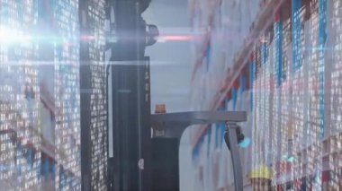 Depo çalışanı forklift direğini inceliyor, envanter yönetimi için ikili veri örtüleri gösteriyor. Sanayi, lojistik, teknoloji, güvenlik, otomasyon, depolama, veri