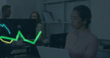 İş yerinde dizüstü bilgisayarda yazan kadın işçi, animasyon yeşil ve sarı çizgi çizelgesini gösteriyor. Profesyonel, işbirliği, teknoloji, çalışma alanı, üretkenlik, çağdaş, analitik