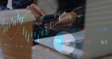 Profesyonel bir erkek akıllı telefonu masasında tutuyor, yüzen finansal grafikler ve çizgiler gösteriyor. Teknoloji, finans, analitik, iş, şirket, dijital, profesyonel