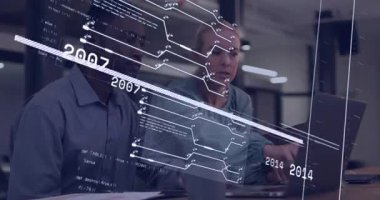 Dizüstü bilgisayar ve tabletteki finans verilerini analiz eden meslektaşlar, yüzen grafikler ve kodlarla Stylus 'u kullanıyorlar. Şirket, teknoloji, modern, yenilik, veri, analitik, profesyonel