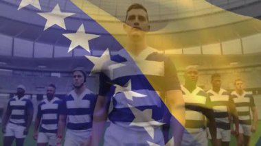 Rugby takımı stadyumdaki yeşil sahada yürüyor, bayrak kaplamalı spor markalarını sergiliyorlar. Sporcular, takım çalışması, yarışma, stadyum, spor, fiziksel, antrenman