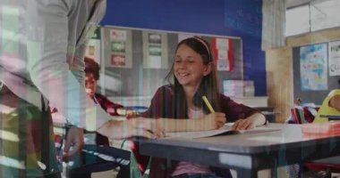 Sınıfta masasında sarı kalemle yazı yazan bayan öğrenci. Canlandırılmış simgeler ve çizelgeler var. Eğitim, öğrenim, akademi, sınıf, gençlik, öğretici, öğrenim