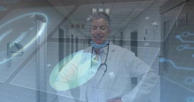 Holografik çizelgeler ve ızgaralar kullanarak hastane koridorunda steteskopla bekleyen kıdemli bayan doktor. Tıbbi, sağlık, fütüristik, profesyonel, tanı, yenilik, klinik
