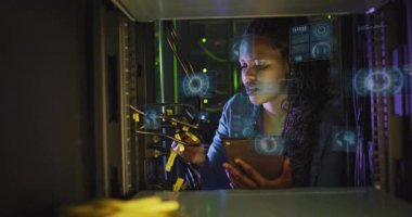 Veri merkezi rafındaki sarı ethernet kablolarını düzenleyen ağ mühendisi holografik kaplamayı gösteriyor. Teknoloji, yenilik, siber güvenlik, altyapı, bağlantı, gelecekçi, profesyonel