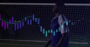 Erkek kaleci su baskını sahasında uçan futbol topunu yakalıyor, spor grafiği üst üste biniyor. Atletik, rekabet, gece vakti, kesinlik, veri görselleştirme, spor analitiği, dinamik