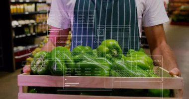Marketteki market raflarını tarayan, yüzen veri tablolarını kaplayan bir çalışan. Perakende, teknoloji, fütüristik, envanter, otomasyon, profesyonellik, veri görselleştirme