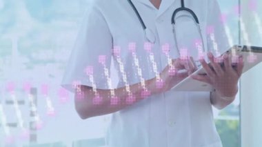 Klinik penceresinde pembe dijital grafikler gösteren kadın sağlık hizmeti uzmanı tableti. Tıbbi, teknoloji, profesyonel, sağlık hizmetleri, dijital, modern, klinik