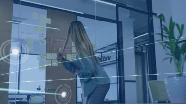 Ofis duvarında iş planlama üzerine çalışan bir kadın. Parlak ağ örtüsü sergiliyor. Şirket, işbirliği, yenilik, teknoloji, beyin fırtınası, çalışma alanı, profesyonel