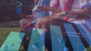 Altı bayan sporcu çimen sahasında kollarını uzatarak finans grafikleri ve hisse simgelerini örtüyor. Sporcular, spor, takım çalışması, fitness, rekabet, açık hava, canlılık