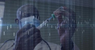 Erkek bilim adamı laboratuarda şırıngayı dolduruyor, finansmanı yüzen tablolar ve verilerle birleştiriyor. Araştırmacı, veri görselleştirme, tıbbi yenilik, bilimsel analiz, fütüristik, analitik, dijital