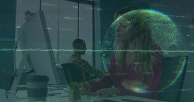 Teknoloji ofisindeki yazı masasına yaslanan bir kadın, dijital veri ile dünyayı oluşturur. Teknoloji, işbirliği, çalışma alanı, modern, yenilik, iletişim, profesyonel