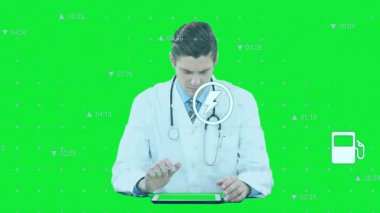 Steteskoplu erkek doktor masada oturuyor, tableti tıkırdatıyor, tıbbi haç ikonu sergiliyor. Profesyonel, sağlık, teknoloji, dijital, yenilik, tıp, çalışma alanı