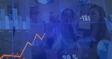 İş adamları odada saydam çizelgeler ve yüzen numaralarla veri sunuyorlar. Analizler, takım çalışması, yenilik, dijital, işbirliği, modern, strateji