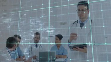 Tıbbi ekip toplantı masasının etrafında toplanıyor, hasta dosyalarını analiz ediyor, dijital şebeke örtüsünü gösteriyor. Sağlık, takım çalışması, işbirliği, profesyonellik, teknoloji, tıp, klinik