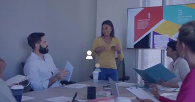 Kadın sunucu, hareketli veri grafikleriyle iş konferans odasında slayta işaret ediyor. İşbirliği, takım çalışması, sunum, kurumsal, eğitim, profesyonel, çalışma alanı