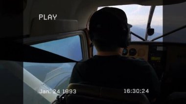 Erkek pilot kokpit kontrollerini kontrol ediyor, uçuş verilerini ve panel göstergelerini gösteriyor. Havacılık, kokpit, uçak, pilot, ulaşım, macera, klasik