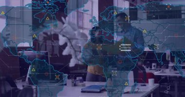 Modern ofiste iş verilerini tartışan iki meslektaş, dünya haritasını altıgen simgelerle örtüşüyor. İşbirliği, iletişim, yenilik, teknoloji, analitik, çalışma alanı, profesyonel