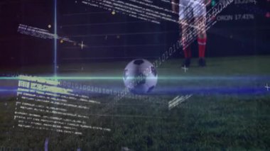 Erkek futbolcu gece sahasında topa vurmaya hazırlanıyor, spor analitiği üstüste biniyor. Atletik, teknoloji, performans, rekabet, dijital, spor kıyafeti, yenilik