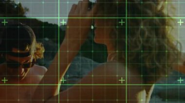 Arkadaşlar alacakaranlıkta dikiliyor, kırmızı bardağı yeşil şebekenin altında, teknolojinin hedefleriyle büyütüyorlar. Macera, yoldaşlık, alacakaranlık, manzara, kutlama, açık hava, eğlence.