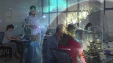 Teknoloji ofisinde elinde tablet tutan olgun bir iş arkadaşı holografik küreyi ve ağ hatlarını gösteriyor. Teknoloji, işbirliği, yenilik, fütürizm, çalışma alanı, bağlantı, dijital