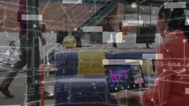 Teknoloji odasındaki NFT dizüstü bilgisayarında yazı yazan bir kadın yüzen veri grafikleri ve diyagram örtüleri gösteriyor. Eş zamanlı, modern, endüstriyel, canlı, dijital, işbirliği, çalışma alanı