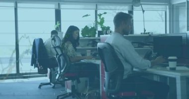 Ofiste yan otururken elinde kahve fincanı tutan bir kadın, yüzen finansal tablolarıyla. Profesyonel, işbirliği, modern, canlı, kentsel, üretkenlik, takım çalışması