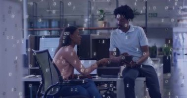 Kadın dizüstü bilgisayar ve elinde tablet tutan bir adam, yüzen ikili haneli teknolojiyi tartışıyorlar. İşbirliği, teknoloji, işyeri, modern, iletişim, veri, üretkenlik