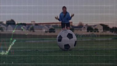 Bayan futbolcu, sahada kalecinin yanından top fırlatıyor ve üzerinde şamdan çizelgesi var. Atletik, rekabet, spor, dinamik, esneklik, açık hava, eğitim