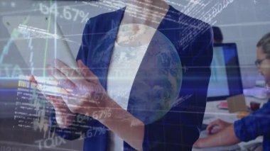 Profesyonel kadın tableti açık planda tutarken aynı zamanda animasyon finans tabletlerini analiz ediyor. Teknoloji, finans, analitik, şirket, takım çalışması, modern, dijital