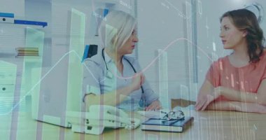 Hekim, hastanın animasyon finansal tablosuna tıbbi danışmanlık yaparken notlar yazıyor. Sağlık, danışma, meslek, iletişim, analiz, ofis, belge