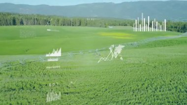 Merkez pivot sulama sistemi yeşil alan üzerinde dönüyor, şeffaf veri örtülerini gösteriyor. Doğruluk, tarım, teknoloji, sürdürülebilirlik, otomasyon, çevre, analiz