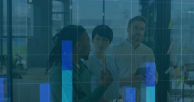 Profesyoneller ofisteki dünya haritasındaki küresel iş verilerini analiz ediyor, çizgi çizelgelerini kaynaştırıyorlar. İşbirliği, yenilik, analitik, teknoloji, takım çalışması, modern, profesyonel